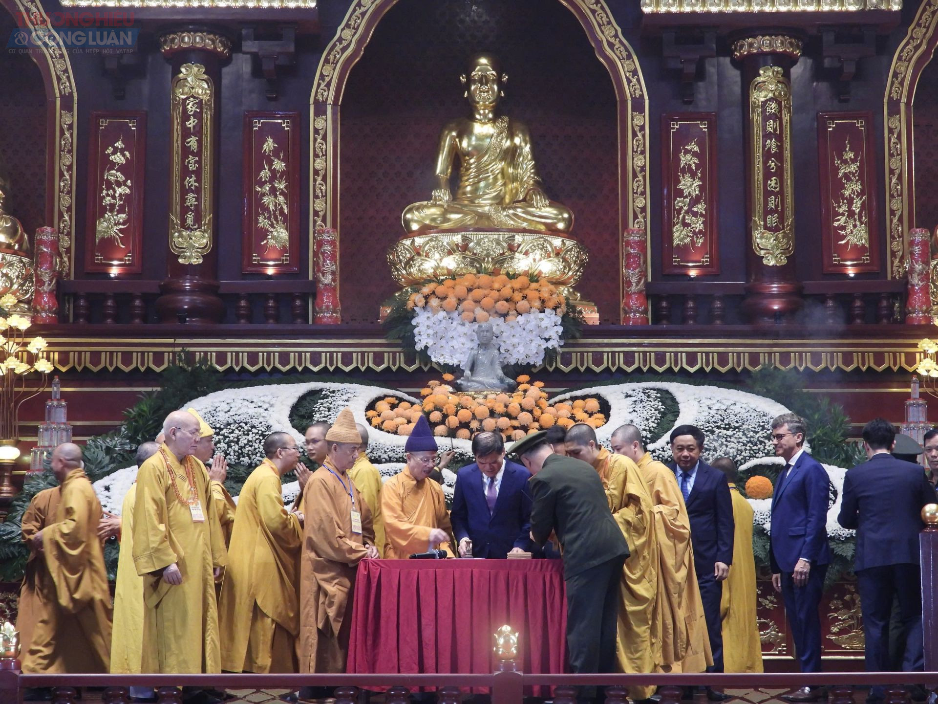 C&aacute;c đại biểu l&agrave;m lễ đ&oacute;ng dấu thi&ecirc;ng Y&ecirc;n Tử