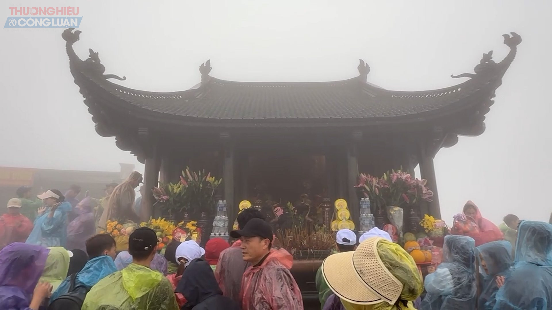 Rất đ&ocirc;ng người d&acirc;n, tăng ni, phật tử v&agrave; du kh&aacute;ch h&agrave;nh hương về ch&ugrave;a Đồng, Y&ecirc;n Tử