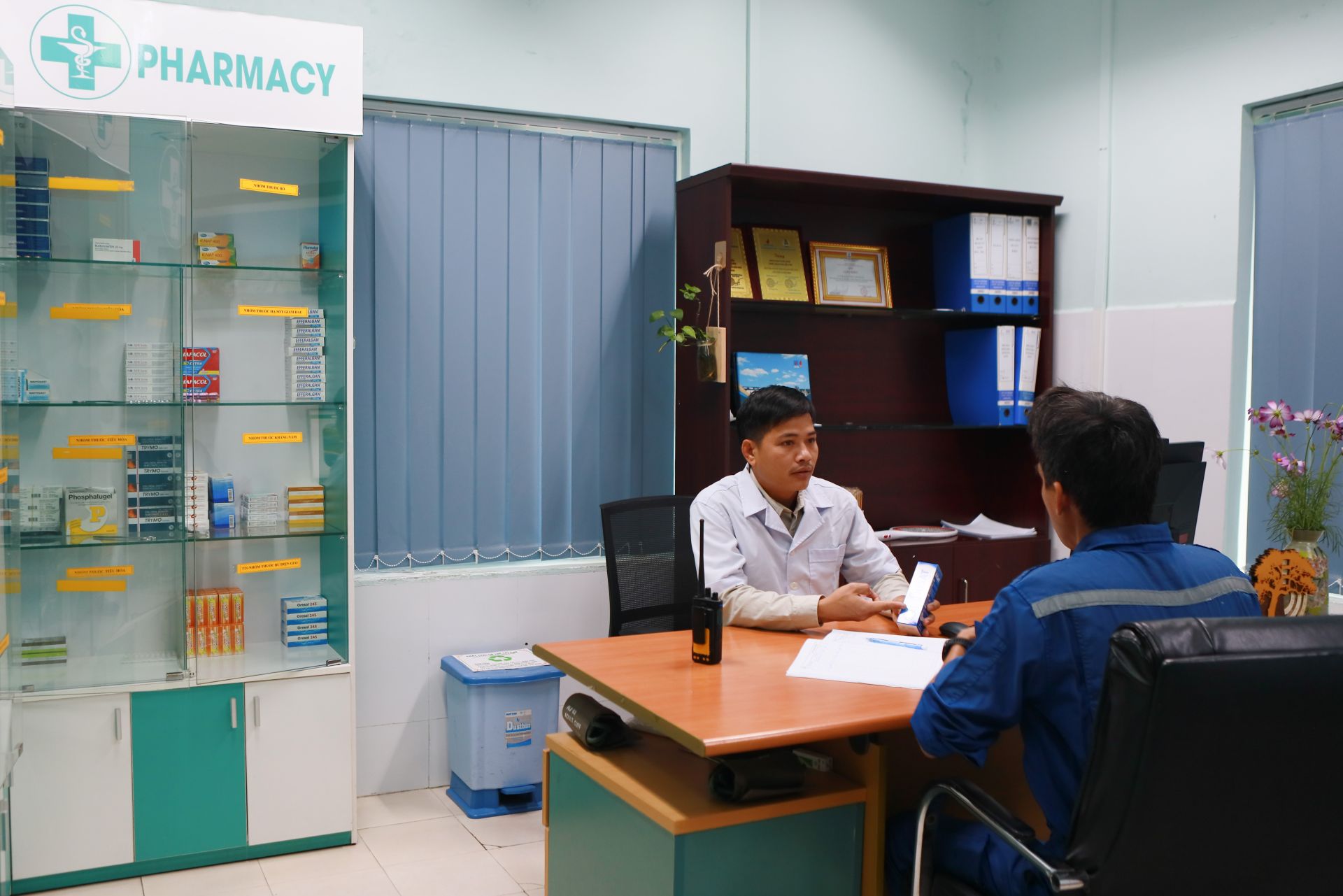 Anh Bùi Văn Toản – Nhân viên Y tế tại Trạm Y tế NMLD Dung Quất khám sức khoẻ và cấp thuốc cho nhân sự BSR Anh Bùi Văn Toản – Nhân viên Y tế tại Trạm Y tế NMLD Dung Quất khám sức khoẻ và cấp thuốc cho nhân sự BSR