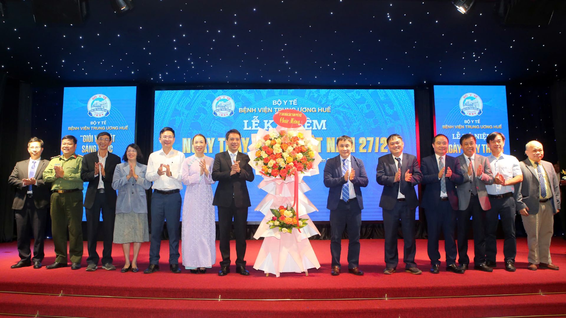 Bệnh viện Trung ương Huế đ&oacute;n nhận lẵng hoa của Ph&oacute; Chủ tịch nước v&agrave; UBND TP Huế gửi tặng kỷ niệm Ng&agrave;y Thầy thuốc Việt Nam