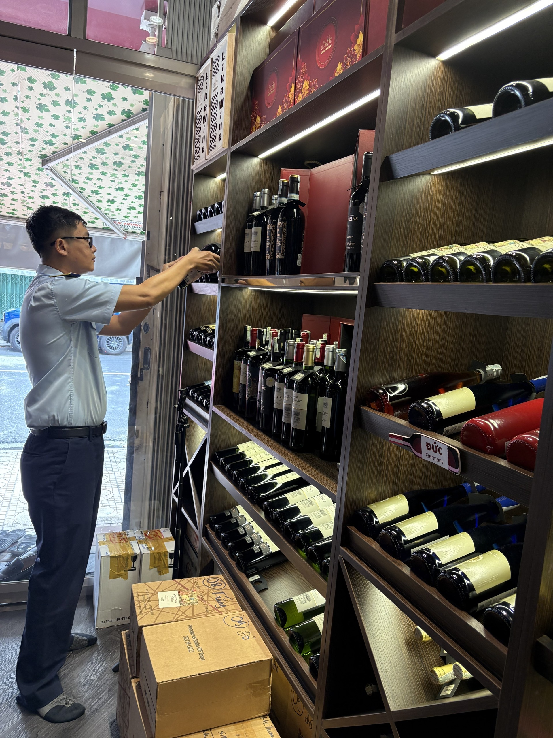 Lực lượng QLTT tỉnh Khánh Hòa kiểm tra hàng hóa tại cơ sở kinh doanh Lực lượng QLTT tỉnh Khánh Hòa kiểm tra hàng hóa tại cơ sở kinh doanh