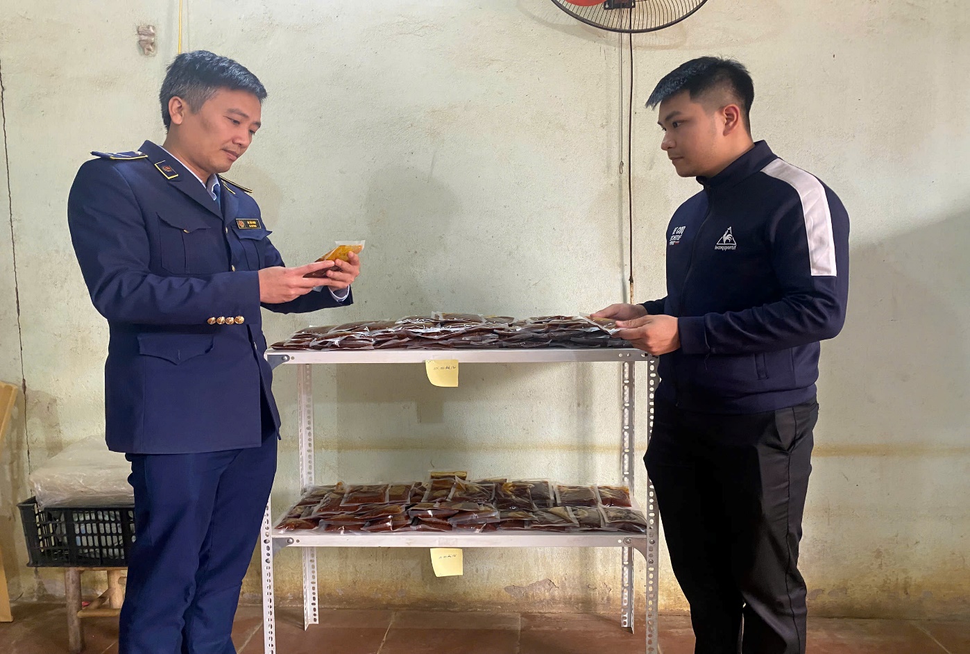 Lực lượng thuộc Đội QLTT số 7 kiểm tra h&agrave;ng h&oacute;a tại cơ sở kinh doanh tr&ecirc;n địa b&agrave;n