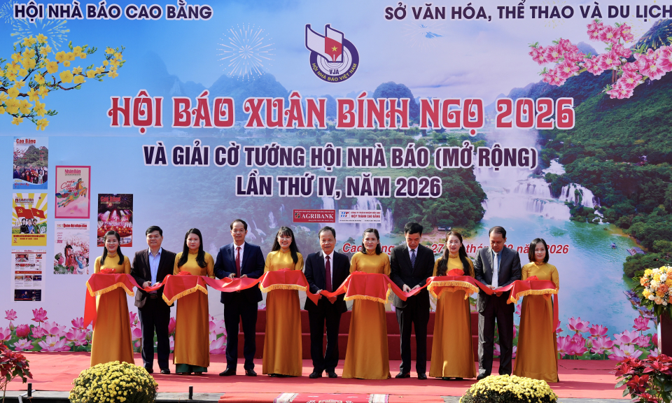 C&aacute;c đại biểu cắt băng khai mạc Hội B&aacute;o Xu&acirc;n B&iacute;nh Ngọ 2026. (Ảnh: baocaobang.vn)