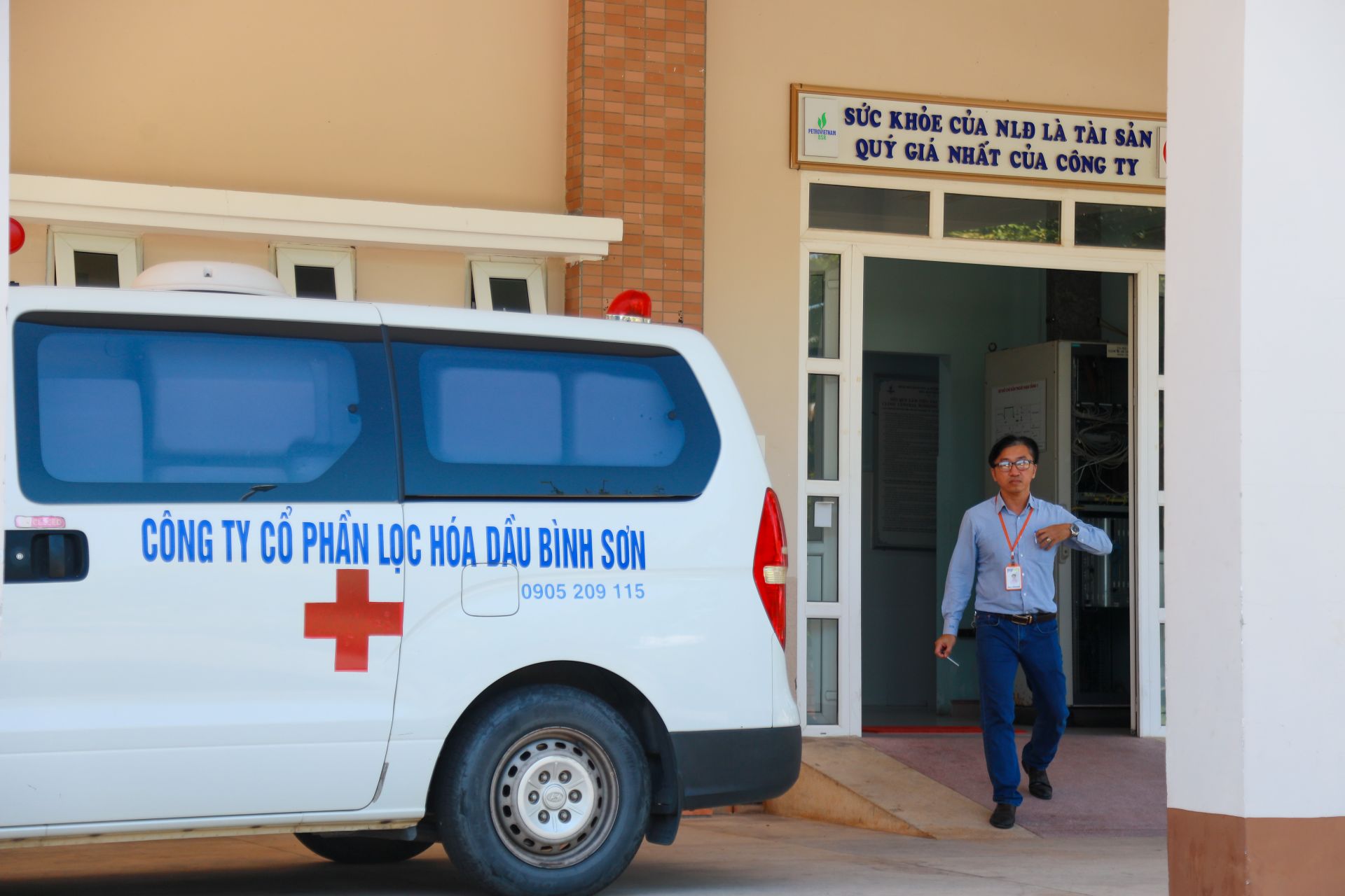 Trạm Y tế tại NMLD Dung Quất có chức năng khám và điều trị bệnh thông thường, tư vấn sức khoẻ, phản ứng nhanh trong các trường hợp khẩn cấp và giám sát an toàn thực phẩm… Đây là nơi đảm bảo sức khoẻ cho “tài sản” lớn nhất của BSR chính là các CBCNV Công ty Trạm Y tế tại NMLD Dung Quất có chức năng khám và điều trị bệnh thông thường, tư vấn sức khoẻ, phản ứng nhanh trong các trường hợp khẩn cấp và giám sát an toàn thực phẩm… Đây là nơi đảm bảo sức khoẻ cho “tài sản” lớn nhất của BSR chính là các CBCNV Công ty