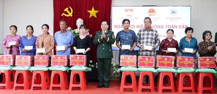 Đại t&aacute; Nguyễn Văn Hiệp, Ph&oacute; Ch&iacute;nh ủy Bộ Chỉ huy Qu&acirc;n sự tỉnh, Ch&iacute;nh ủy Ban Chỉ huy Bộ đội Bi&ecirc;n ph&ograve;ng tỉnh tặng qu&agrave; cho người d&acirc;n tr&ecirc;n địa b&agrave;n x&atilde; Ph&uacute; Hữu.