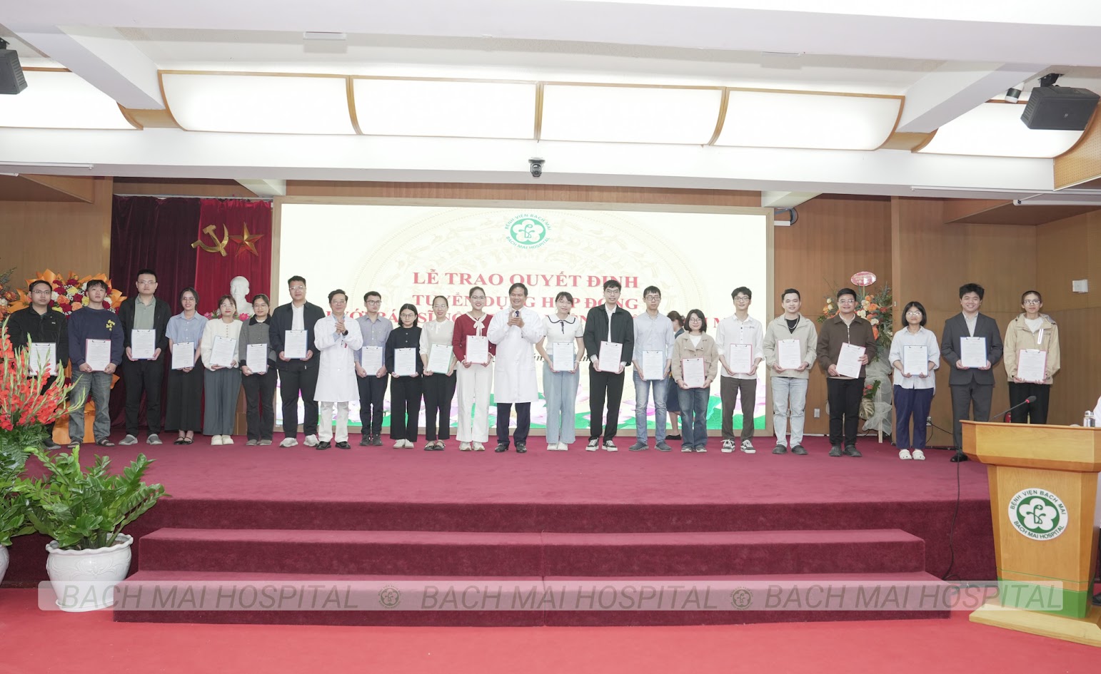 Bệnh viện Bạch Mai trao quyết định tuyển dụng hơn 100 bác sĩ nội trú