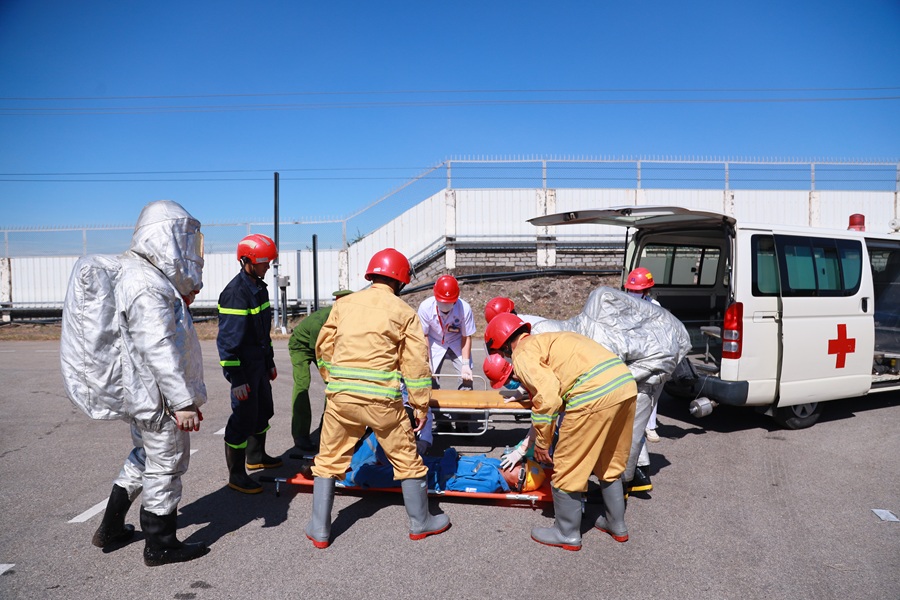 Không chỉ khám chữa bệnh, Trạm Y tế còn đóng vai trò quan trọng trong việc xây dựng các tình huống giả định để kịp thời ứng phó, đảm bảo sức khoẻ cho NLĐ khi có các sự cố xảy ra tại NMLD Dung Quất. Không chỉ khám chữa bệnh, Trạm Y tế còn đóng vai trò quan trọng trong việc xây dựng các tình huống giả định để kịp thời ứng phó, đảm bảo sức khoẻ cho NLĐ khi có các sự cố xảy ra tại NMLD Dung Quất.