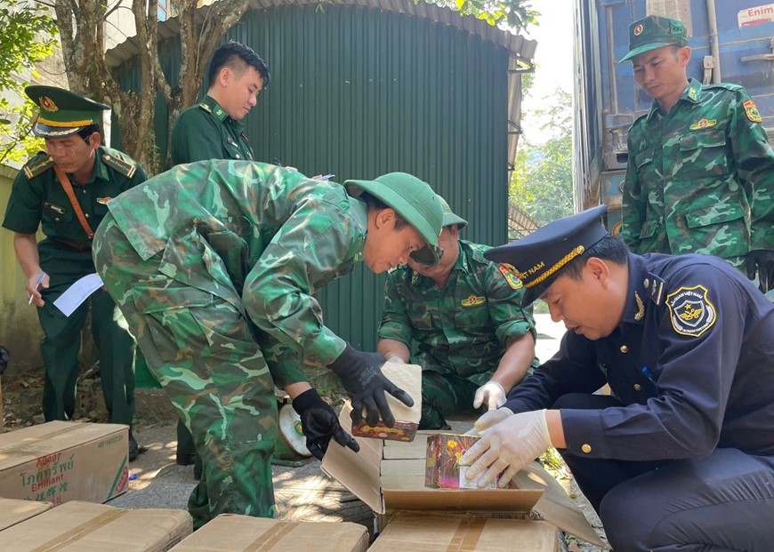 Lực lượng Bộ đội Đồn Bi&ecirc;n ph&ograve;ng Cửa khẩu quốc tế Cha Lo phối hợp, kiểm tra h&agrave;ng h&oacute;a qua cửa khẩu. Ảnh: HT