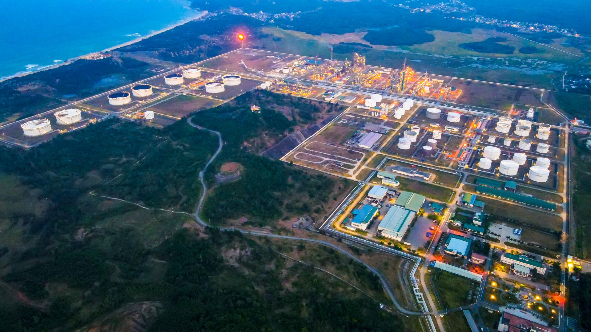 Từ việc chăm sóc cho từng chỉ số sinh học của CBCNV đến bảo đảm an toàn cho cả hệ thống, Trạm Y tế tại NMLD Dung Quất vẫn âm thầm giữ bình yên, góp phần giúp nhà máy vận hành an toàn, ổn định 24/7. Từ việc chăm sóc cho từng chỉ số sinh học của CBCNV đến bảo đảm an toàn cho cả hệ thống, Trạm Y tế tại NMLD Dung Quất vẫn âm thầm giữ bình yên, góp phần giúp nhà máy vận hành an toàn, ổn định 24/7.