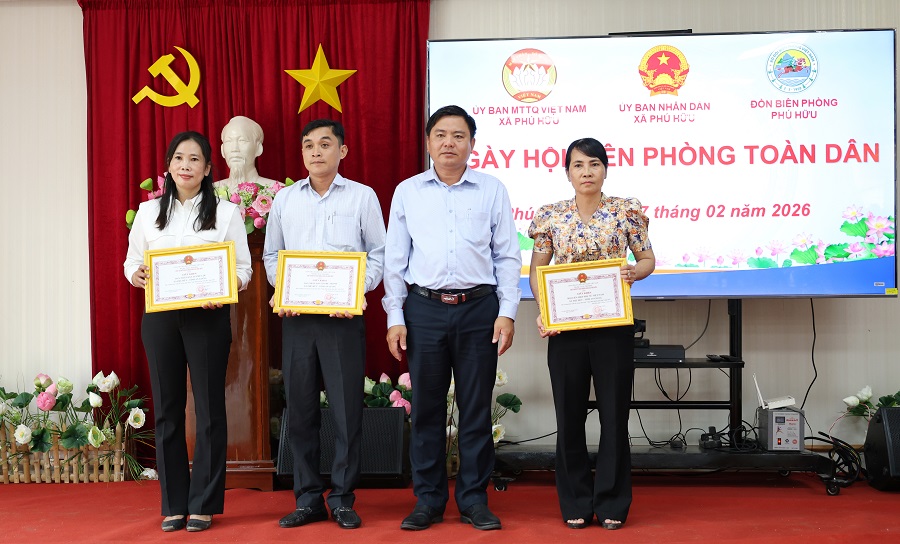 C&aacute;c tập thể nhận giấy khen của UBND x&atilde; Ph&uacute; Hữu.