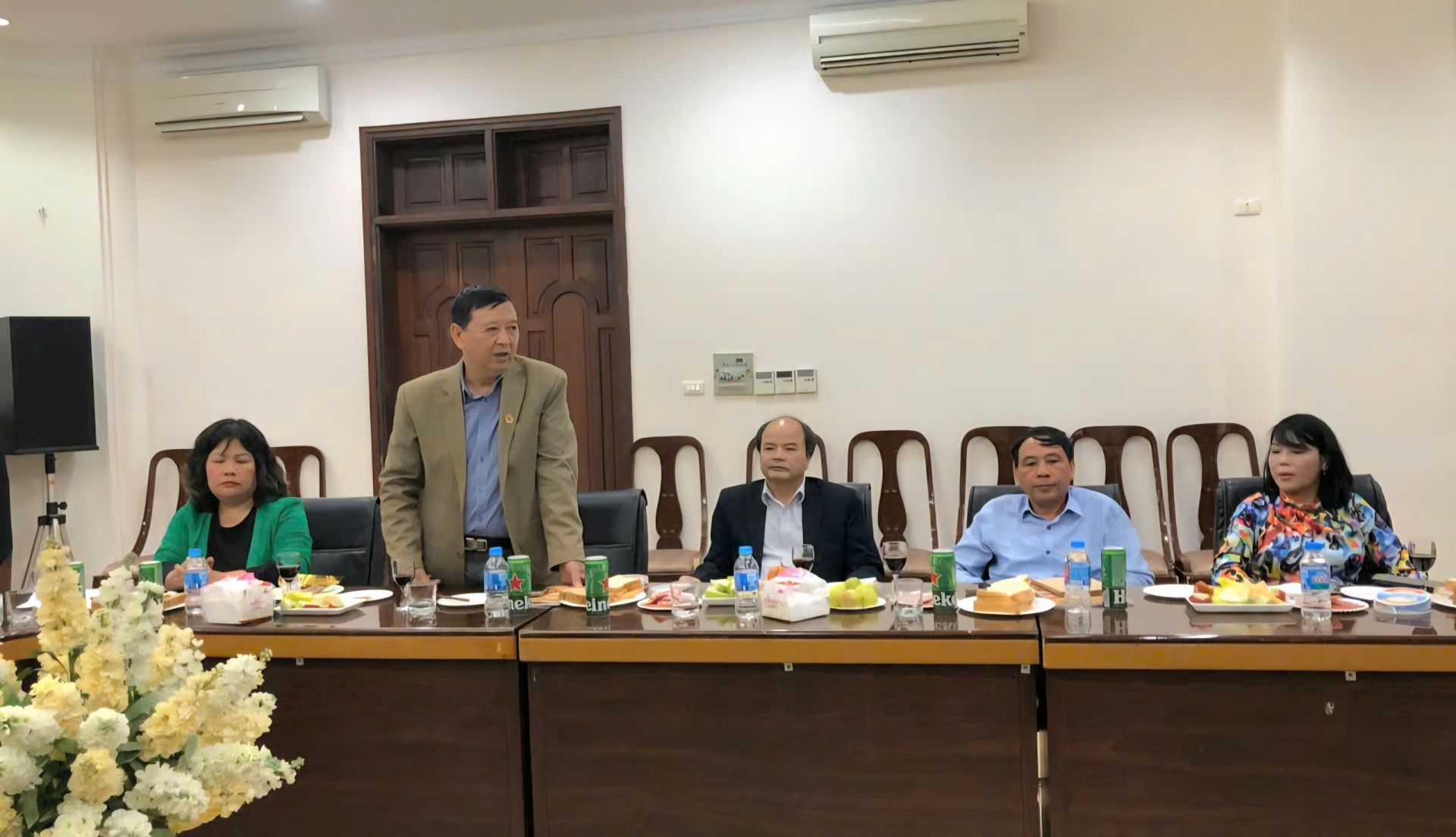 &Ocirc;ng Nguyễn Đăng Sinh (thứ hai từ tr&aacute;i qua), Chủ tịch Hiệp hội Chống h&agrave;ng giả v&agrave; Bảo vệ thương hiệu Việt Nam ph&aacute;t biểu tại buổi khai xu&acirc;n của Hiệp hội