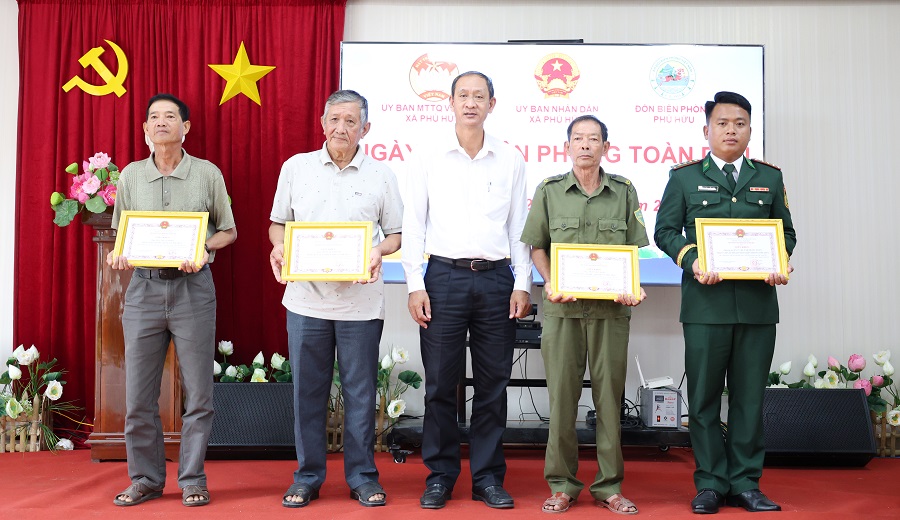 C&aacute;c c&aacute; nh&acirc;n nhận giấy khen của UBND x&atilde; Ph&uacute; Hữu.