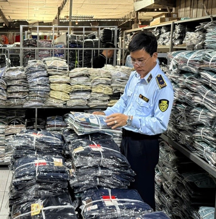 Lực lượng thuộc Đội QLTT số 10 tỉnh Đồng Tháp kiểm tra hàng hóa tại cơ sở kinh doanh trên địa bàn Lực lượng thuộc Đội QLTT số 10 tỉnh Đồng Tháp kiểm tra hàng hóa tại cơ sở kinh doanh trên địa bàn