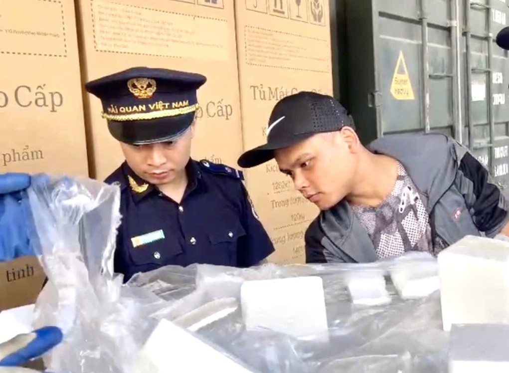 C&ocirc;ng chức Hải quan cửa khẩu Chi Ma thực hiện kiểm tra h&agrave;ng xuất, nhập khẩu. Ảnh: MĐ-TD