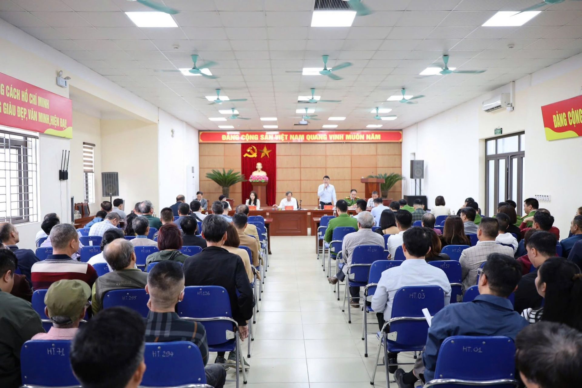 To&agrave;n cảnh hội nghị c&ocirc;ng khai ti&ecirc;u ch&iacute; v&agrave; lộ tr&igrave;nh xử l&yacute; c&aacute;c kho, xưởng, bến b&atilde;i vi phạm tr&ecirc;n đất c&ocirc;ng do phường Lĩnh Nam quản l&yacute;.