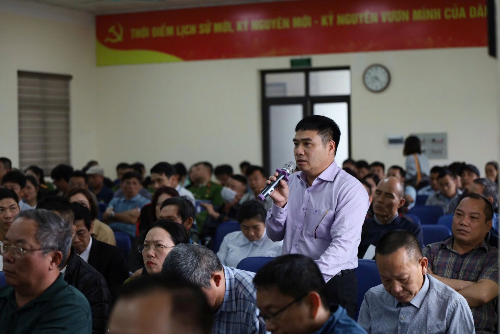 Đại diện một tổ chức ph&aacute;t biểu &yacute; kiến tại hội nghị, đề nghị l&agrave;m r&otilde; ti&ecirc;u ch&iacute; x&aacute;c định vi phạm v&agrave; thời hạn thực hiện theo lộ tr&igrave;nh đ&atilde; c&ocirc;ng bố.