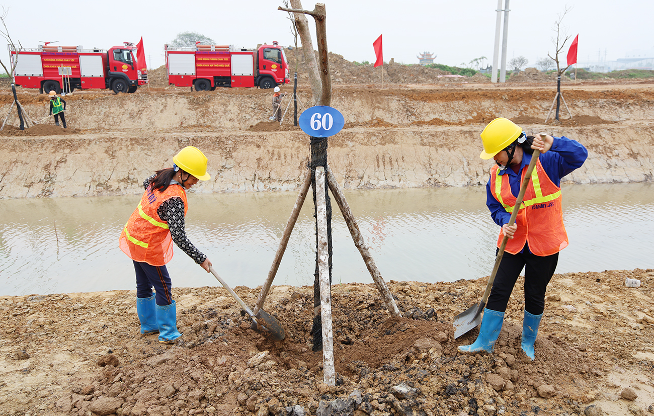 Các tầng lớp Nhân dân, người lao động trong xã Xuân Cẩm tham gia trồng cây ngay sau Lễ phát động Các tầng lớp Nhân dân, người lao động trong xã Xuân Cẩm tham gia trồng cây ngay sau Lễ phát động