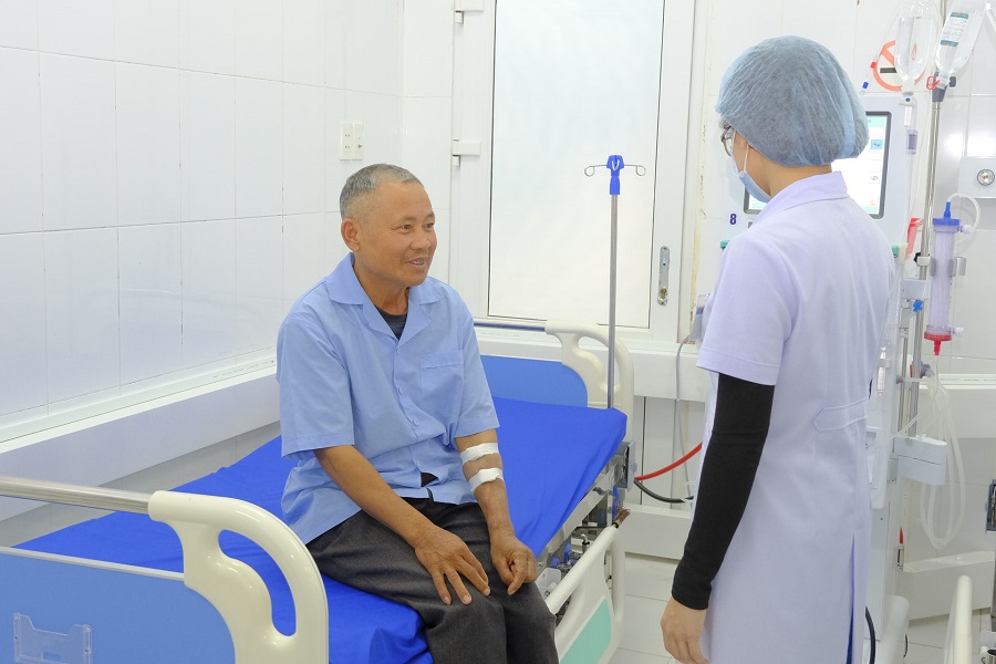 B&aacute;c sĩ Tuyền dặn d&ograve;, hướng dẫn &ocirc;ng Vi&ecirc;n c&aacute;ch chăm s&oacute;c sức khỏe v&agrave; theo d&otilde;i bệnh t&igrave;nh khi ở nh&agrave;