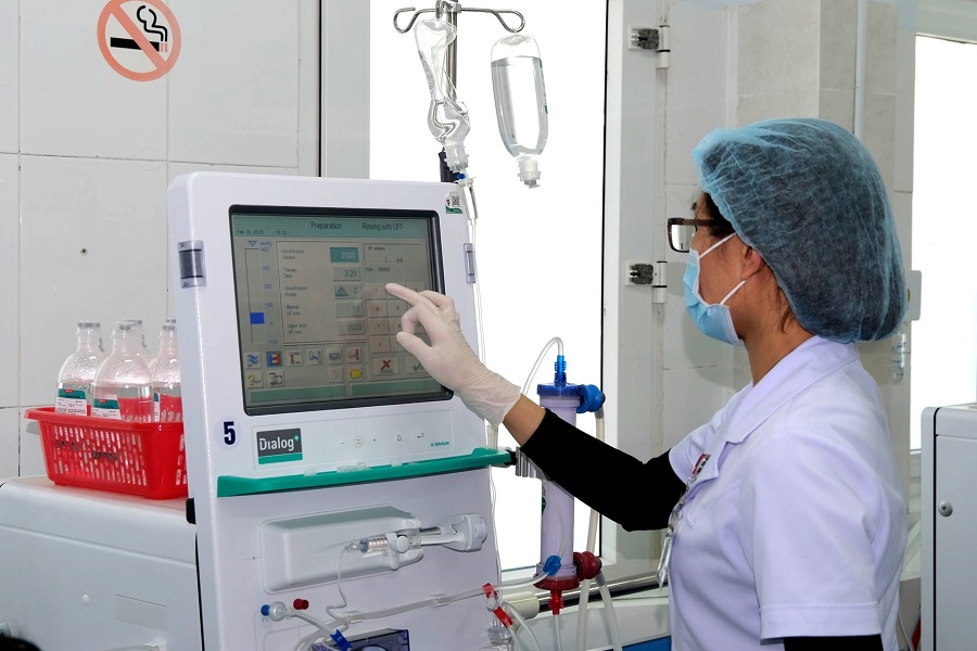 B&aacute;c sĩ vận h&agrave;nh, theo d&otilde;i m&aacute;y chạy thận nh&acirc;n tạo cho bệnh nh&acirc;n