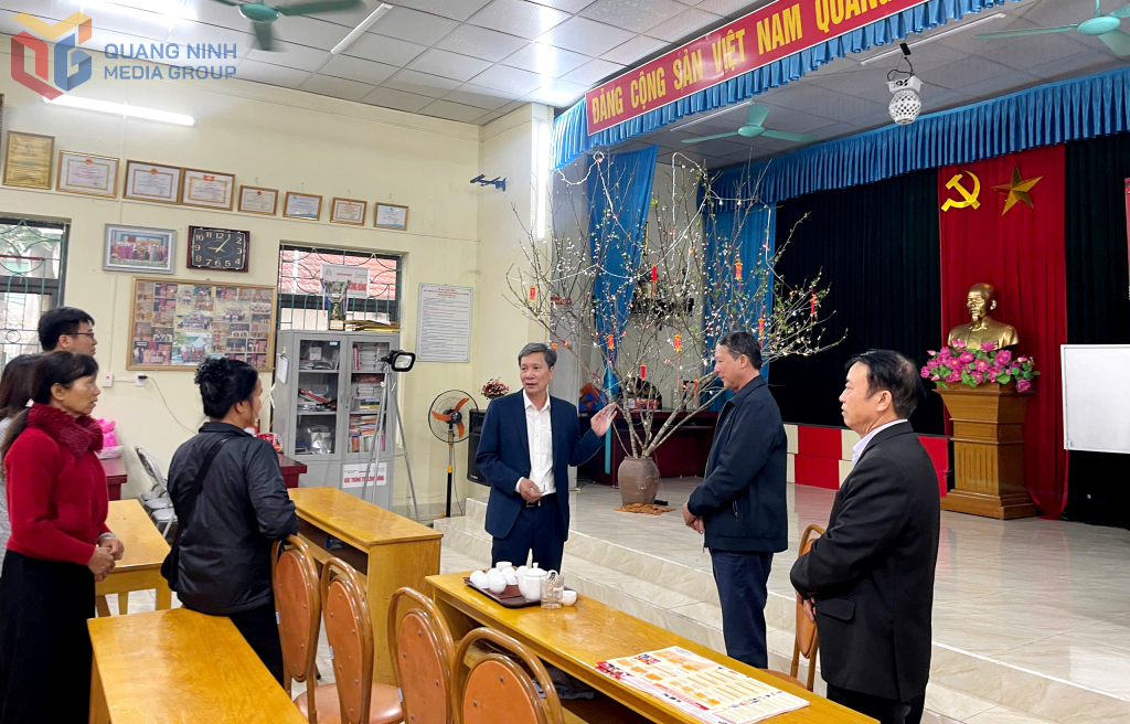 L&atilde;nh đạo phường U&ocirc;ng B&iacute; kiểm tra cơ sở vật chất tại c&aacute;c khu vực bỏ phiếu