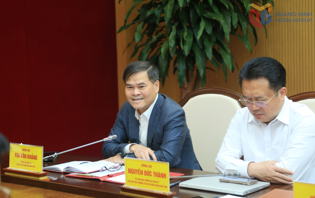 Ông Bùi Văn Khắng, Phó Bí thư Tỉnh ủy, Chủ tịch UBND tỉnh Quảng Ninh phát biểu tại hội nghị Ông Bùi Văn Khắng, Phó Bí thư Tỉnh ủy, Chủ tịch UBND tỉnh Quảng Ninh phát biểu tại hội nghị