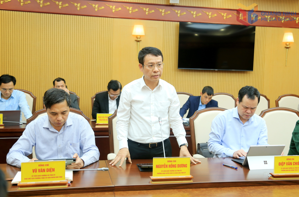 Ông Nguyễn Hồng Dương, Trưởng Ban Tuyên giáo và Dân vận Tỉnh ủy Quảng Ninh, báo cáo tại hội nghị Ông Nguyễn Hồng Dương, Trưởng Ban Tuyên giáo và Dân vận Tỉnh ủy Quảng Ninh, báo cáo tại hội nghị