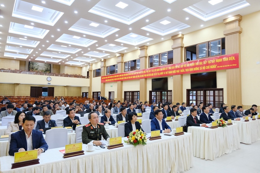 C&aacute;c đồng ch&iacute; l&atilde;nh đạo tỉnh L&acirc;m Đồng c&ugrave;ng đại diện c&aacute;c cơ quan b&aacute;o ch&iacute; địa phương, Trung ương v&agrave; ngo&agrave;i tỉnh c&oacute; văn ph&ograve;ng thường tr&uacute;, cơ quan đại diện, đăng k&yacute; hoạt động tr&ecirc;n địa b&agrave;n tham dự buổi gặp mặt