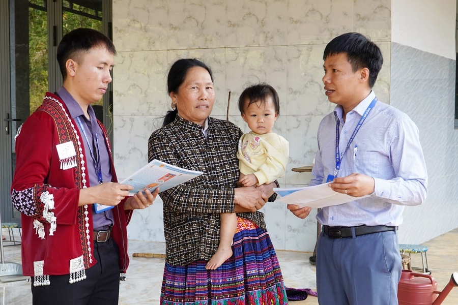 Cán bộ xã đến từng hộ gia đình đồng bào DTTS để tuyên truyền bằng 2 thứ tiếng Kinh và Mông Cán bộ xã đến từng hộ gia đình đồng bào DTTS để tuyên truyền bằng 2 thứ tiếng Kinh và Mông
