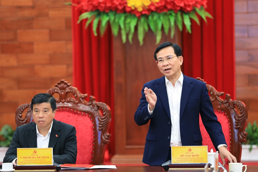 Chủ tịch UBND tỉnh L&acirc;m Đồng Hồ Văn Mười đề nghị nghi&ecirc;n cứu, đ&aacute;nh gi&aacute; kỹ lưỡng t&iacute;nh ph&ugrave; hợp với quy hoạch của dự &aacute;n điện gi&oacute; ngo&agrave;i khơi theo chủ trương của Ch&iacute;nh phủ