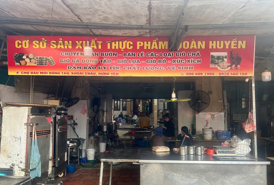 Cơ sở kinh doanh giò chả của bà Huyền tại chợ Đông Tảo, thôn Đông Kim. Cơ sở kinh doanh giò chả của bà Huyền tại chợ Đông Tảo, thôn Đông Kim.