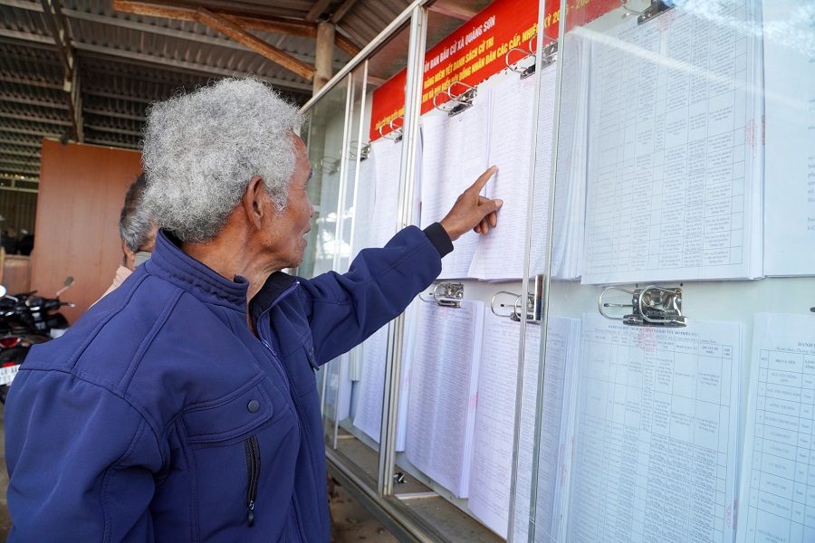 Cử tri xã Quảng Sơn theo dõi danh sách cử tri được niêm yết tại UBND xã Cử tri xã Quảng Sơn theo dõi danh sách cử tri được niêm yết tại UBND xã