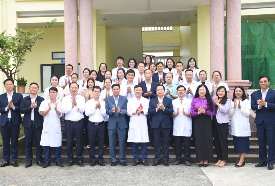 Chủ tịch UBND tỉnh Hưng Yên chúc mừng cán bộ ngành y tế
