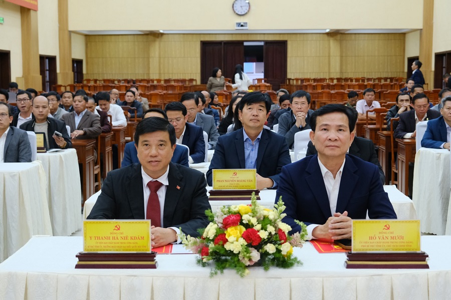 Đồng ch&iacute; Y Thanh H&agrave; Ni&ecirc; Kđăm, Ủy vi&ecirc;n Ban Chấp h&agrave;nh Trung ương Đảng, B&iacute; thư Tỉnh ủy, Trưởng đo&agrave;n ĐBQH kh&oacute;a XV tỉnh L&acirc;m Đồng v&agrave; đồng ch&iacute; Hồ Văn Mười, Ủy vi&ecirc;n Ban Chấp h&agrave;nh Trung ương Đảng, Ph&oacute; B&iacute; thư Tỉnh ủy, Chủ tịch UBND tỉnh tham dự buổi gặp mặt