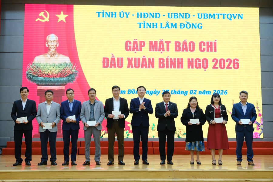 Đồng ch&iacute; Y Thanh H&agrave; Ni&ecirc; Kđăm, Ủy vi&ecirc;n Ban Chấp h&agrave;nh Trung ương Đảng, B&iacute; thư Tỉnh ủy, Trưởng đo&agrave;n ĐBQH kh&oacute;a XV tỉnh L&acirc;m Đồng c&ugrave;ng đồng ch&iacute; Hồ Văn Mười, Ủy vi&ecirc;n Ban Chấp h&agrave;nh Trung ương Đảng, Ph&oacute; B&iacute; thư Tỉnh ủy, Chủ tịch UBND tỉnh tặng qu&agrave; cho c&aacute;c nh&agrave; b&aacute;o tham dự chương tr&igrave;nh