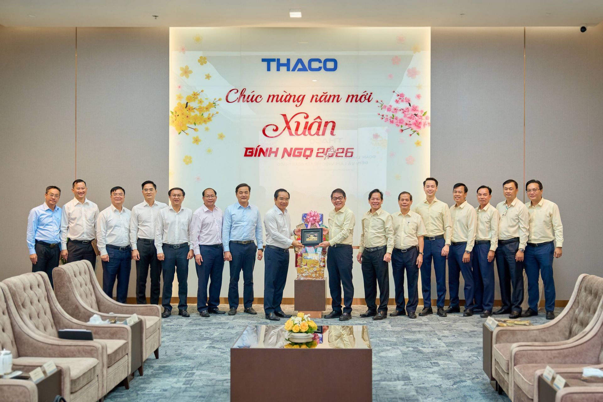 Chủ tịch HĐQT THACO Trần B&aacute; Dương tặng qu&agrave; lưu niệm Đo&agrave;n c&ocirc;ng t&aacute;c UBND TP.HCM