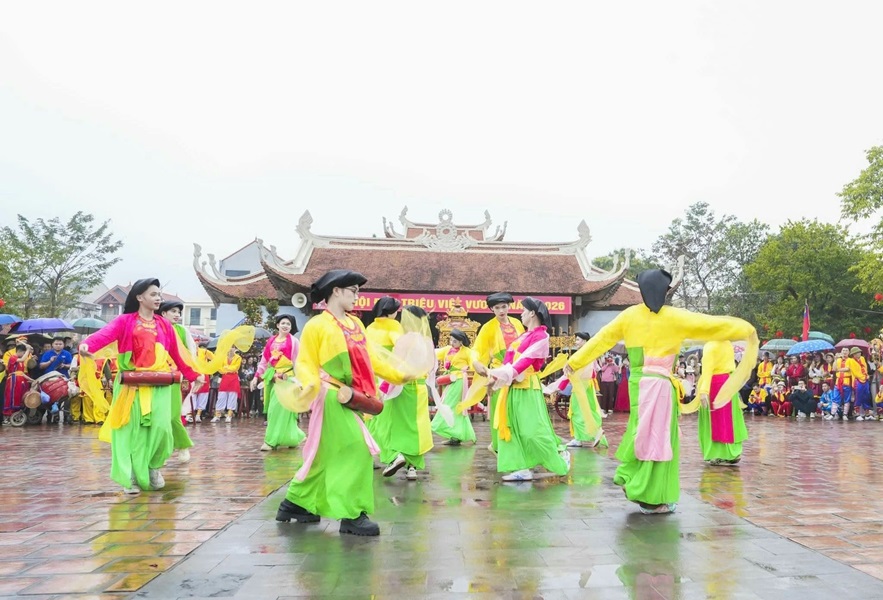 Nhiều đặc sắc văn h&oacute;a diễn ra tại lễ hội