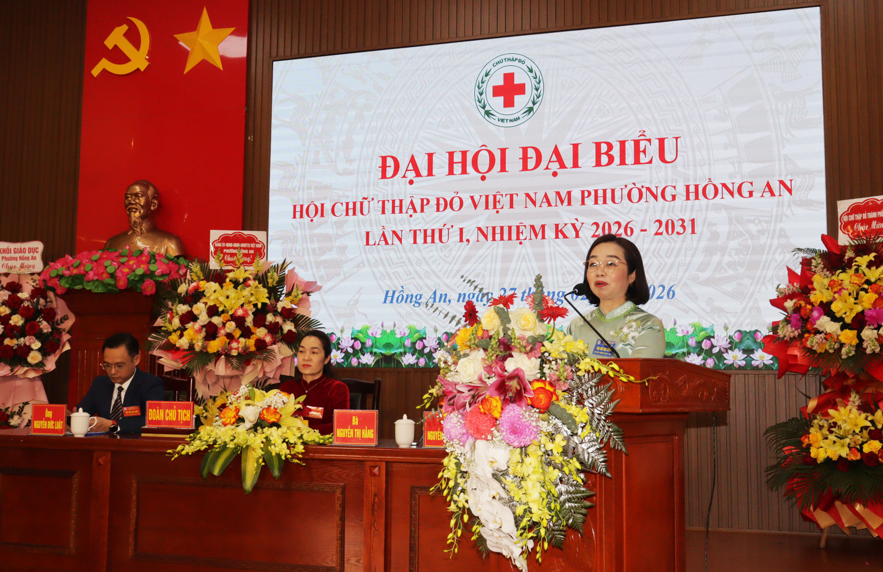 Đồng ch&iacute; L&ecirc; Thị Lan, Ph&oacute; Chủ tịch Thường trực UBND phường ph&aacute;t biểu chỉ đạo tại Đại hội.