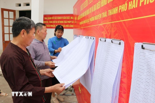 Nhiều ng&agrave;y qua, nh&agrave; văn h&oacute;a tổ d&acirc;n phố Ch&iacute;n Thượng, phường Nguyễn Tr&atilde;i thường xuy&ecirc;n c&oacute; người d&acirc;n lui tới để xem danh s&aacute;ch cử tri được ni&ecirc;m yết ở đ&acirc;y. (Ảnh: Mạnh Minh/TTXVN)