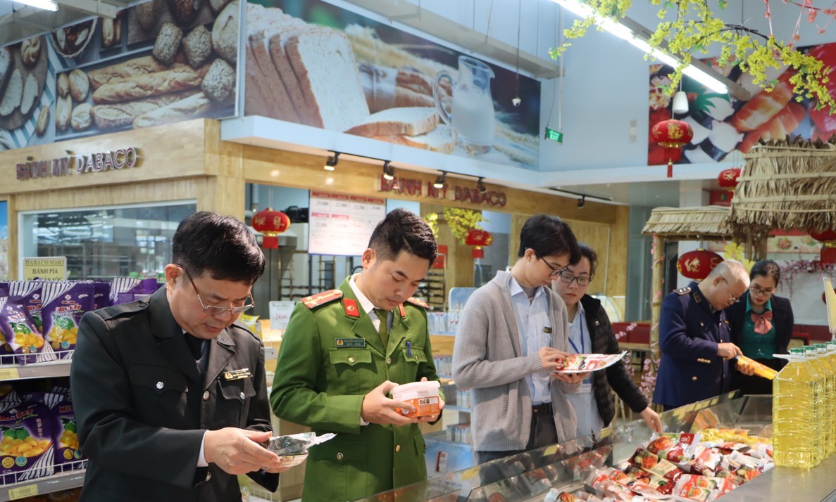 C&aacute;c lực lượng chức năng tăng cường kiểm tra an to&agrave;n thực phẩm