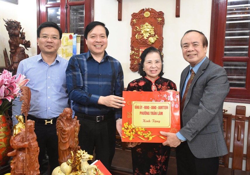 L&atilde;nh đạo phường Trần L&atilde;m tặng qu&agrave; ch&uacute;c mừng Thầy thuốc Nh&acirc;n d&acirc;n Nguyễn Trọng B&igrave;nh, nguy&ecirc;n Gi&aacute;m đốc Sở Y tế tỉnh Th&aacute;i B&igrave;nh cũ.