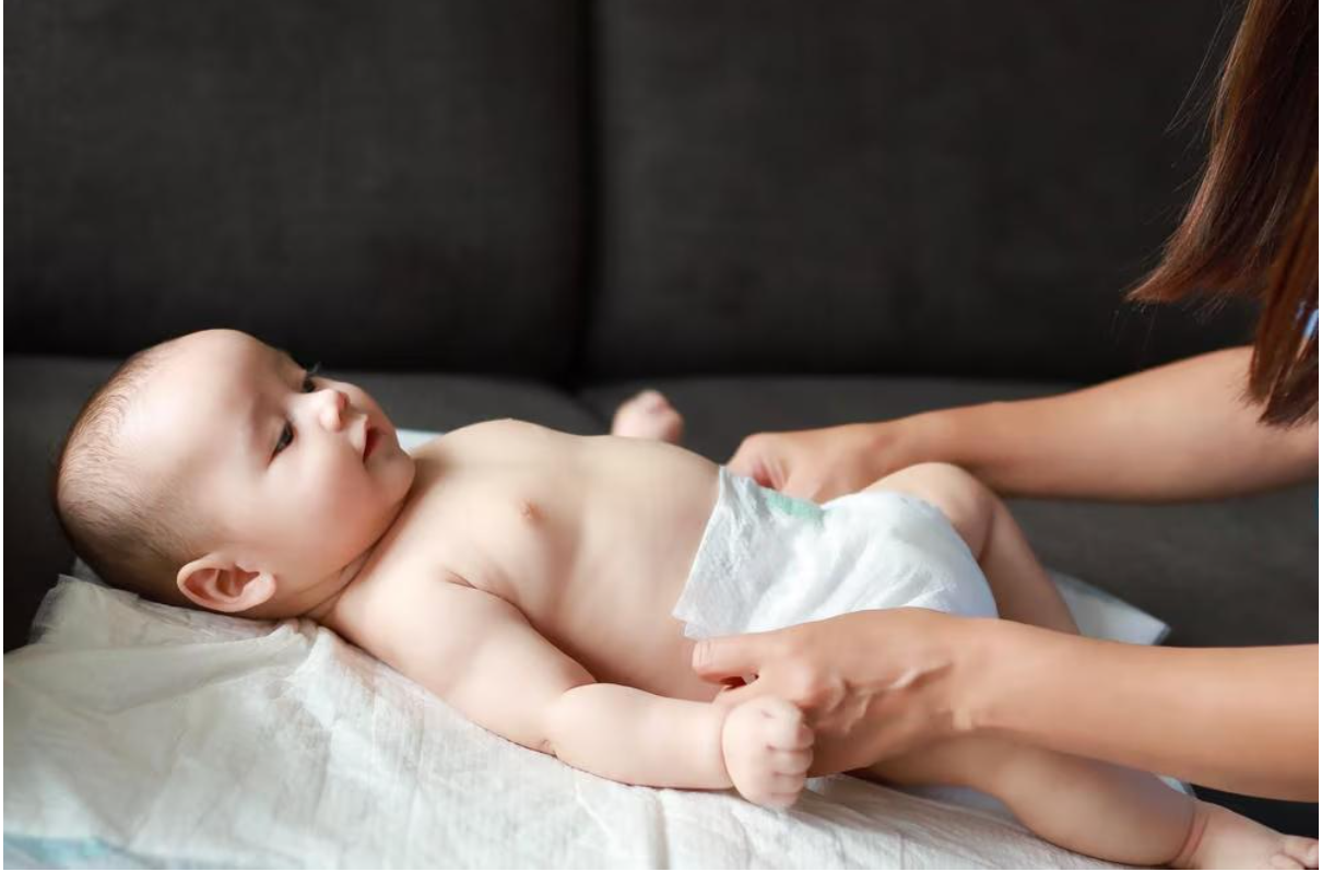 Làn da của trẻ mỏng manh, yếu ớt nên dễ bị hăm tã Làn da của trẻ mỏng manh, yếu ớt nên dễ bị hăm tã