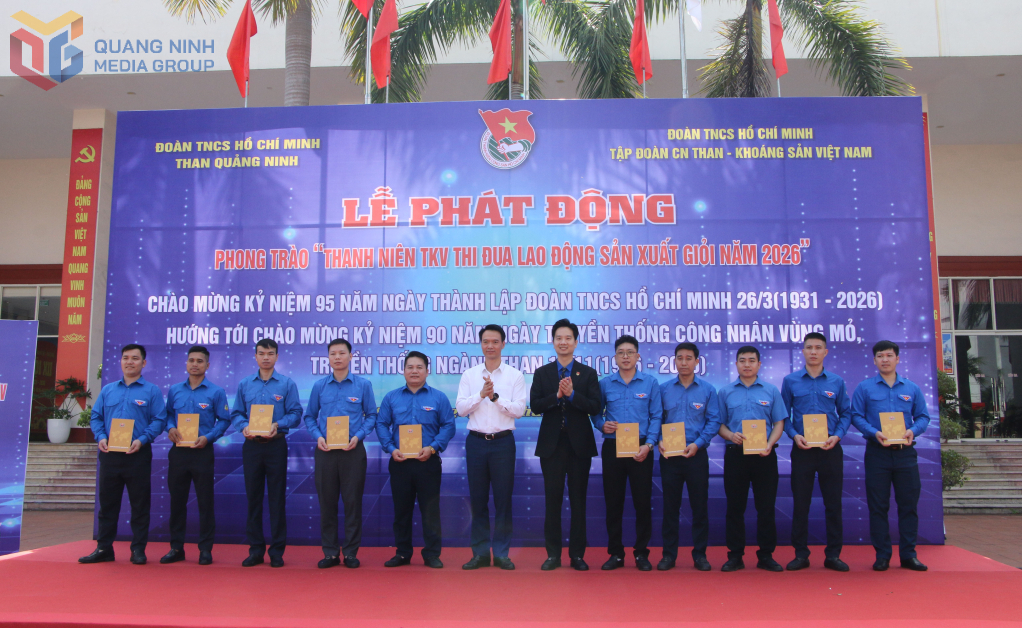 10 tổ, đội thanh ni&ecirc;n tham gia sản xuất ti&ecirc;u biểu trong những th&aacute;ng đầu năm 2026 được tặng thưởng tại Lễ ph&aacute;t động