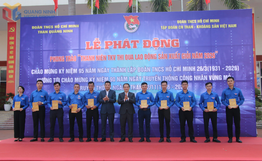 10 c&aacute; nh&acirc;n đ&atilde; c&oacute; th&agrave;nh t&iacute;ch xuất sắc trong lao động sản xuất tại c&aacute;c cơ sở Đo&agrave;n trong những th&aacute;ng đầu năm 2026 được tặng thưởng tại Lễ ph&aacute;t động