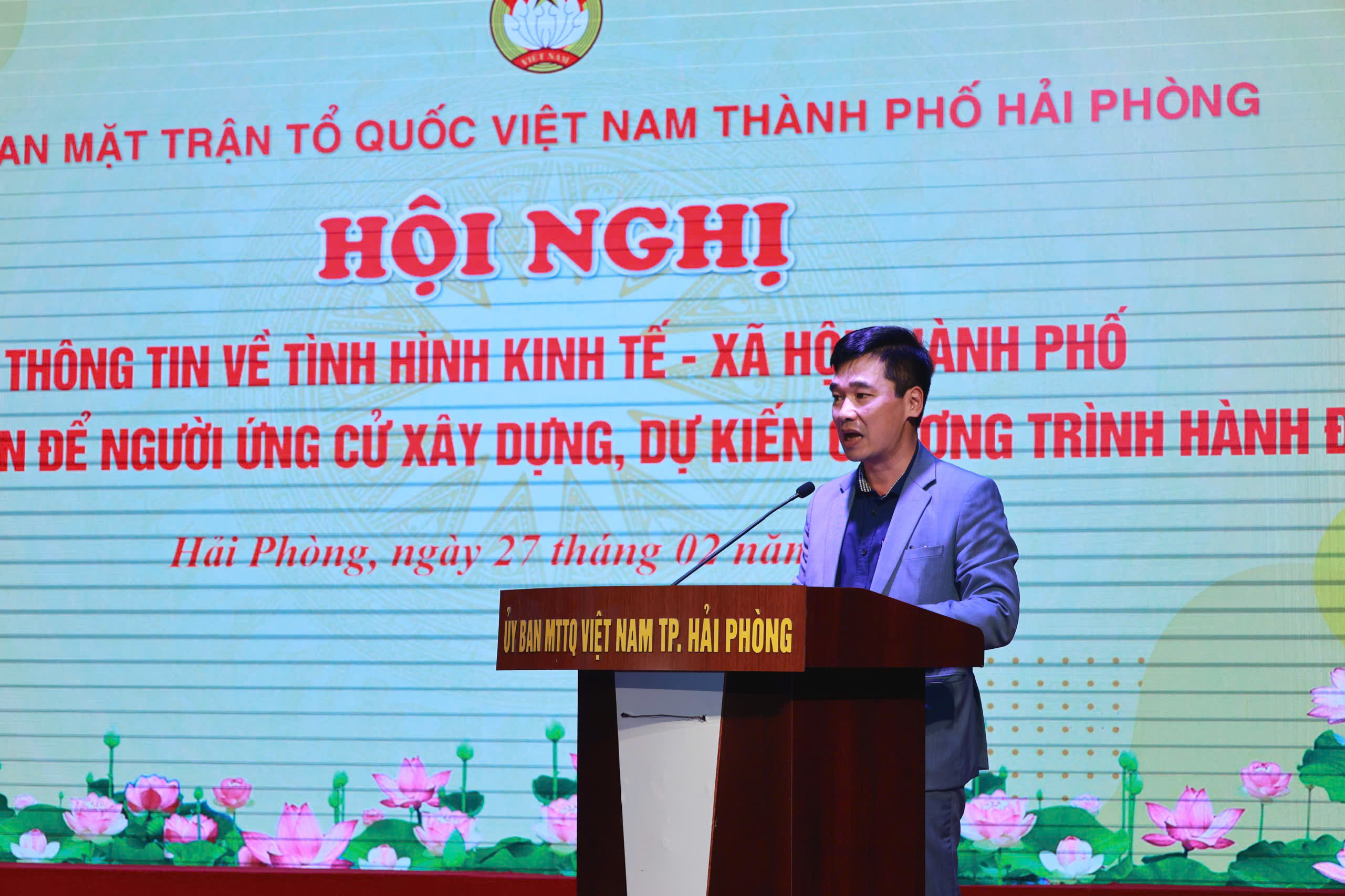 Đại diện lãnh đạo Sở Tài chính thông tin về tình hình kinh tế - xã hội thành phố cho các ứng cử viên. Đại diện lãnh đạo Sở Tài chính thông tin về tình hình kinh tế - xã hội thành phố cho các ứng cử viên.