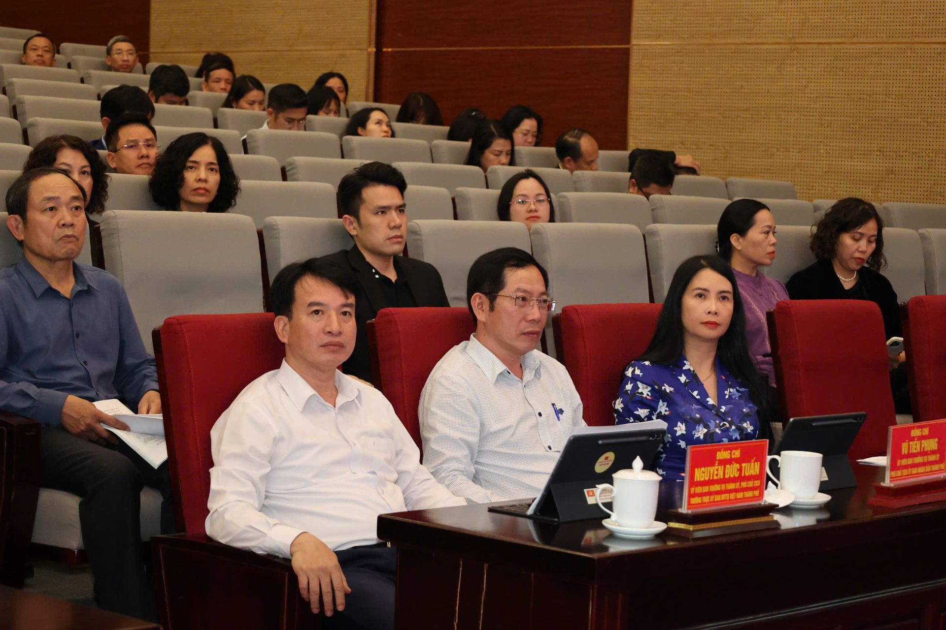 Các đồng chí lãnh đạo thành phố và các ứng viên dự hội nghị. Các đồng chí lãnh đạo thành phố và các ứng viên dự hội nghị.