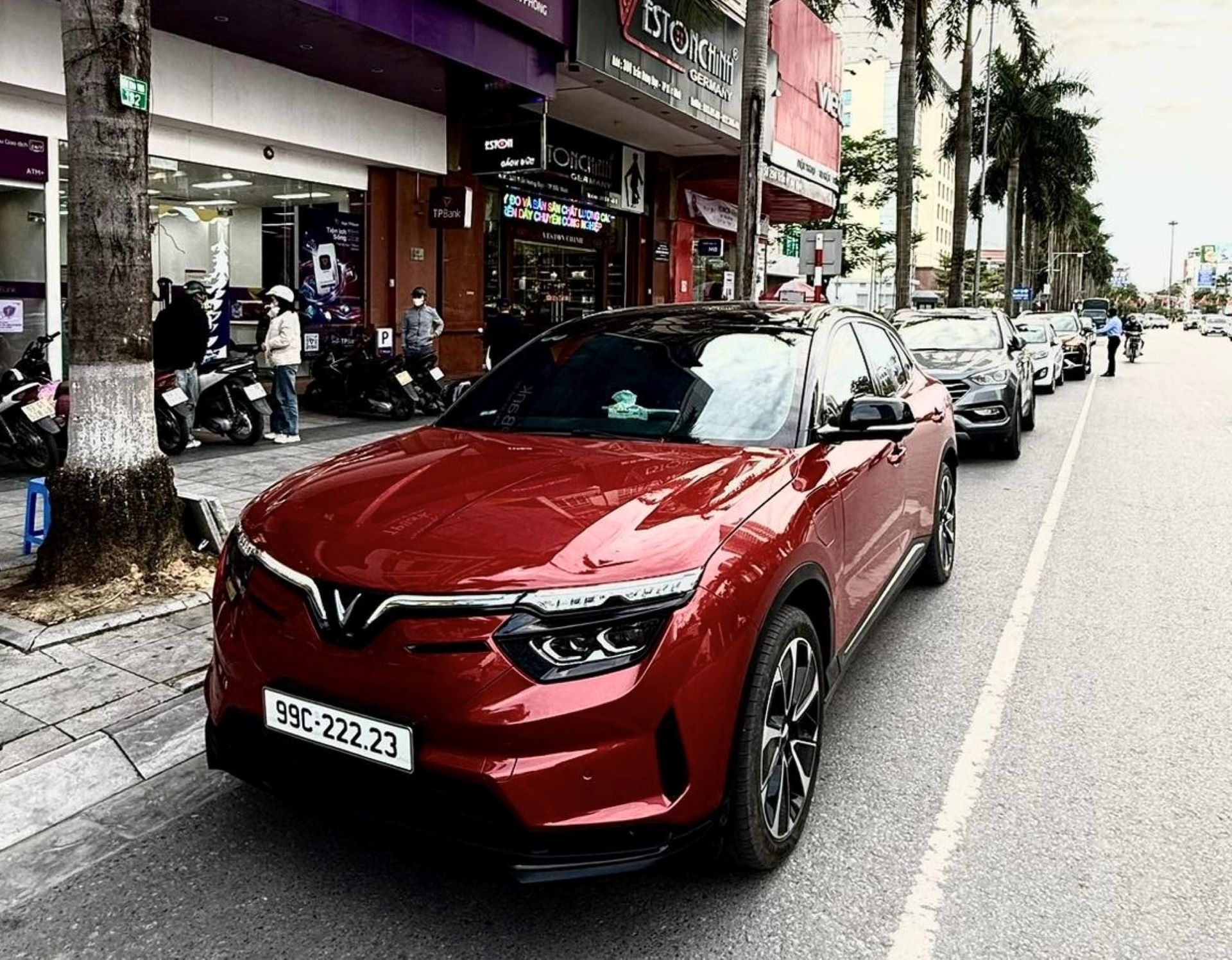 Anh Nguyễn Tú (Hà Nội) cho rằng VF 8 đã giải quyết bài toán chi phí và đáp ứng tốt yêu cầu của anh về vận hành. Anh Nguyễn Tú (Hà Nội) cho rằng VF 8 đã giải quyết bài toán chi phí và đáp ứng tốt yêu cầu của anh về vận hành.