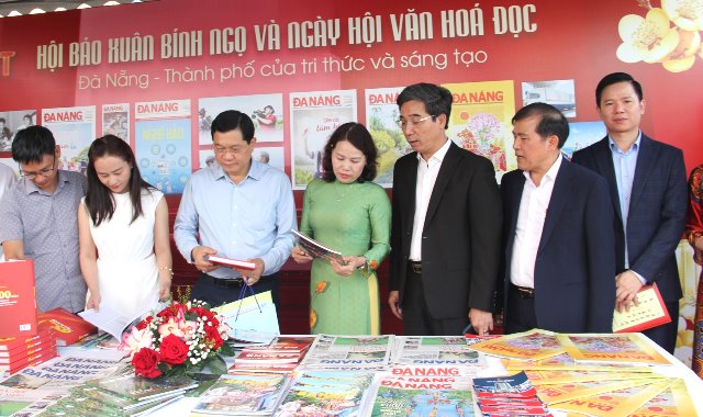 L&atilde;nh đạo TP. Đ&agrave; Nẵng tham quan gian trưng b&agrave;y của B&aacute;o v&agrave; ph&aacute;t thanh, truyền h&igrave;nh Đ&agrave; Nẵng.