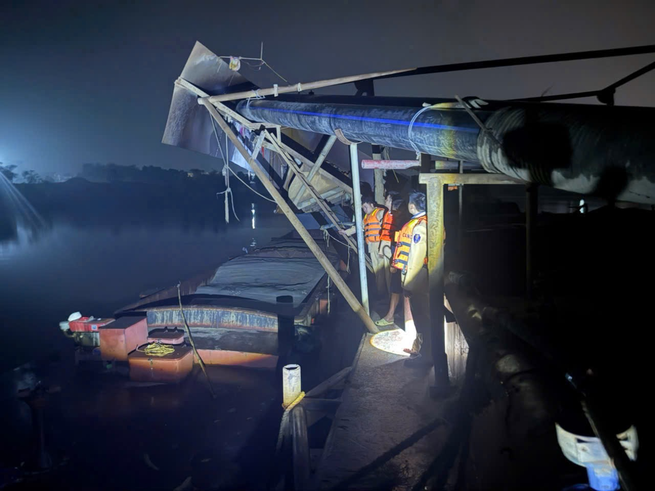 Hà Nội: Bắt quả tang hai phương tiện khai thác cát trái phép trên sông Cầu