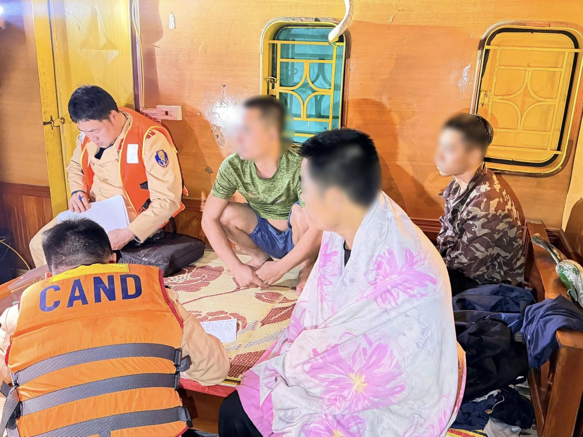 Lực lượng chức năng l&agrave;m việc với c&aacute;c đối tượng c&oacute; li&ecirc;n quan