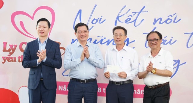 Đại diện Ban tổ chức chương tr&igrave;nh &ldquo;Ly caf&eacute; y&ecirc;u thương&rdquo; (b&ecirc;n phải) tiếp nhận ủng hộ của c&aacute;c đơn vị, nh&agrave; hảo t&acirc;m.